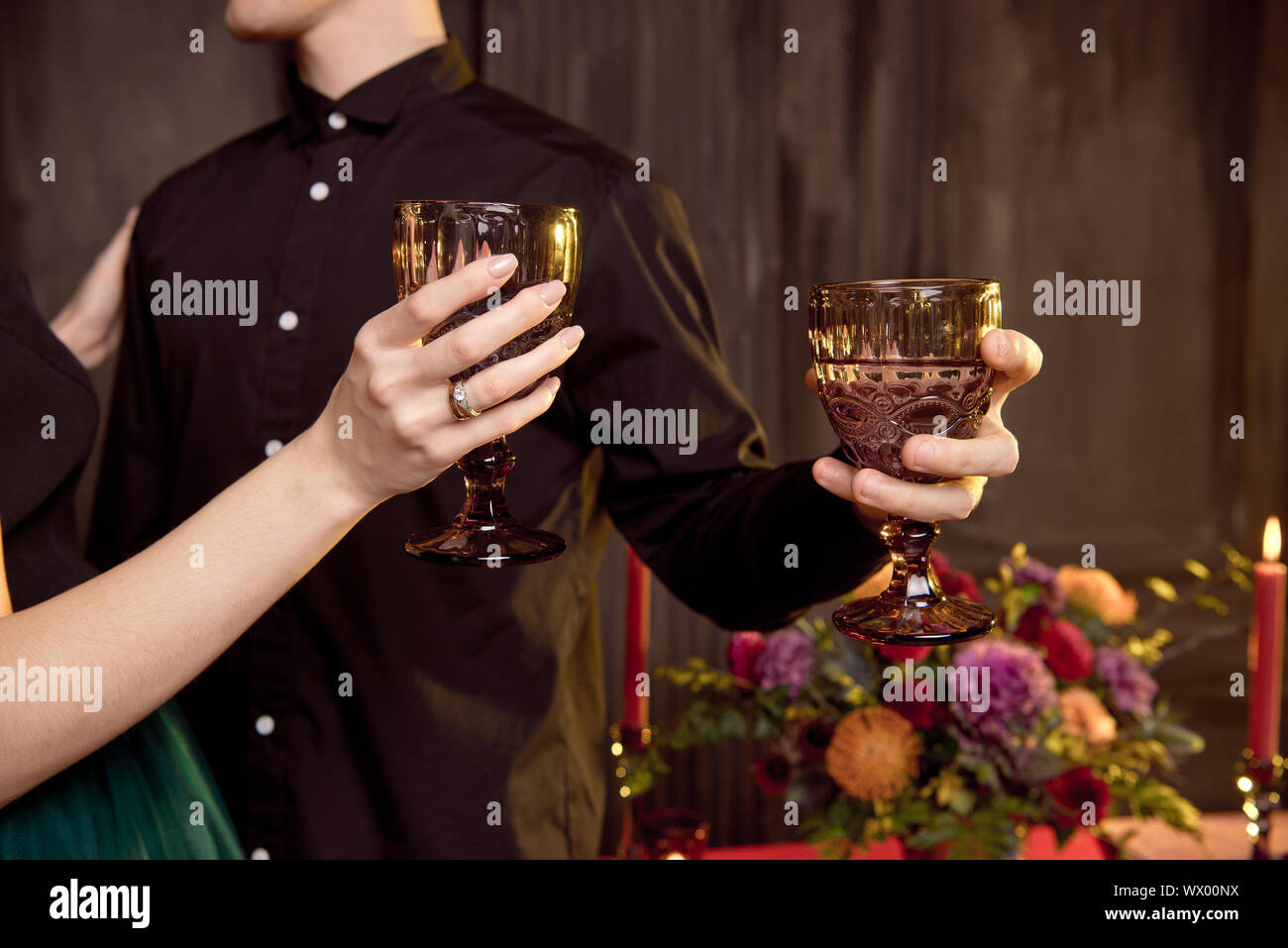 Junge Leute gekleidet wie Vampire trinken Cocktails an Halloween Party Stockfoto
