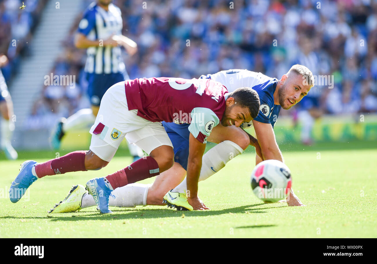 Aaron Lennon von Burnley (links) Schlachten mit Adam Webster aus Brighton für die Kugel während der Premier League Match zwischen Brighton und Hove Albion und Burnley an der American Express Community Stadion, Brighton, 14. September 2019 - Nur für den redaktionellen Gebrauch bestimmt. Kein Merchandising. Für Fußball Bilder FA und Premier League Einschränkungen Inc. kein Internet/Mobile Nutzung ohne fapl Lizenz - für Details Kontakt Fußball Dataco Stockfoto