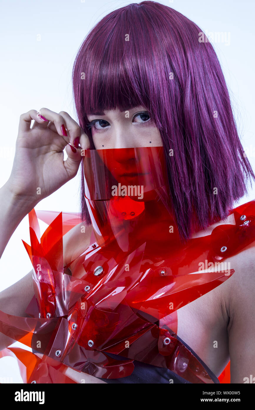 Asiatische Frau cosplayer mit futuristischen Kostüm in Rot, mit PVC-Kunststoffe und Folien gemacht. orientalische Mädchen Stockfoto
