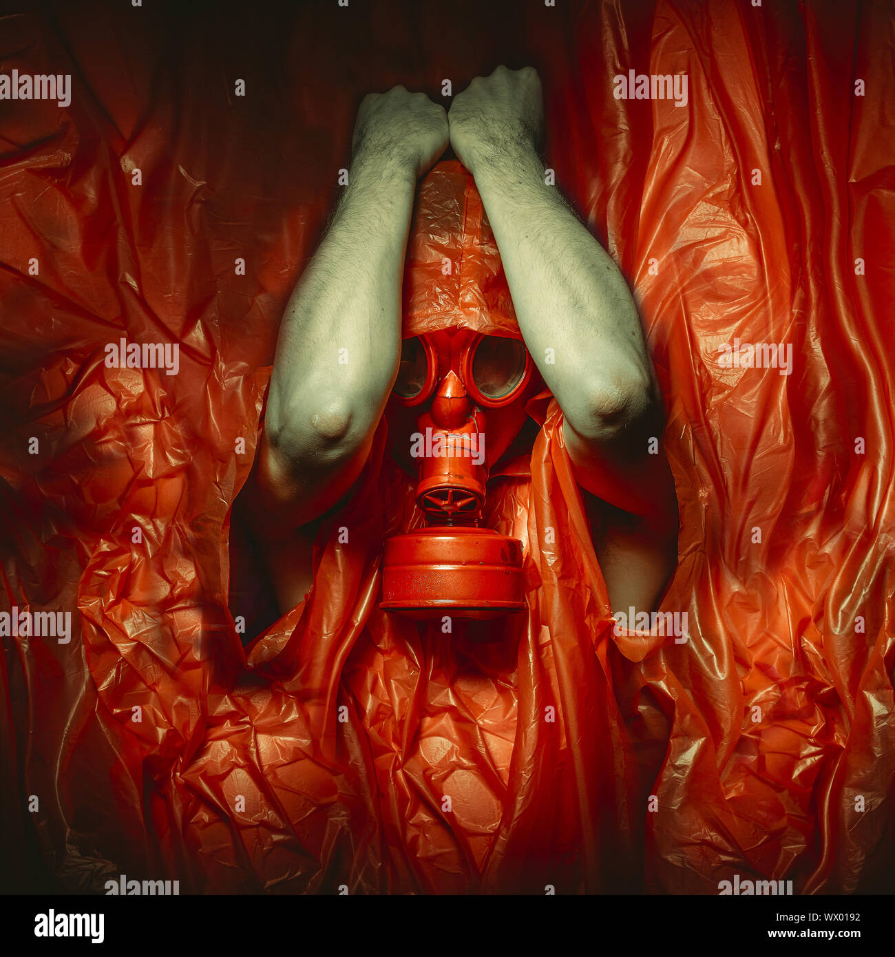 Ebola Gefahr der Toxizität, Mann mit roten Gasmaske auf Kunststoff der intensive Farbe, Umweltproblem Stockfoto