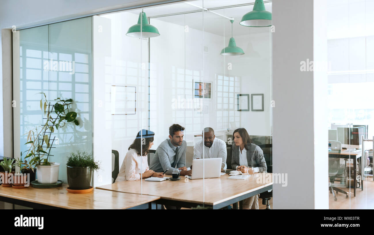 Diverse Geschäftsleute mit einem Laptop zusammen in einem Büro Sitzungssaal Stockfoto