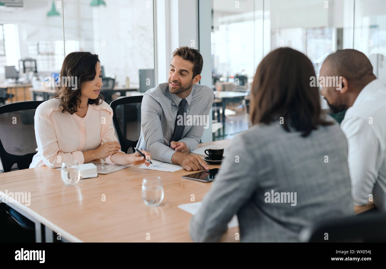 Vielfältige Gruppe von Geschäftsleuten reden während einer Konferenz Stockfoto