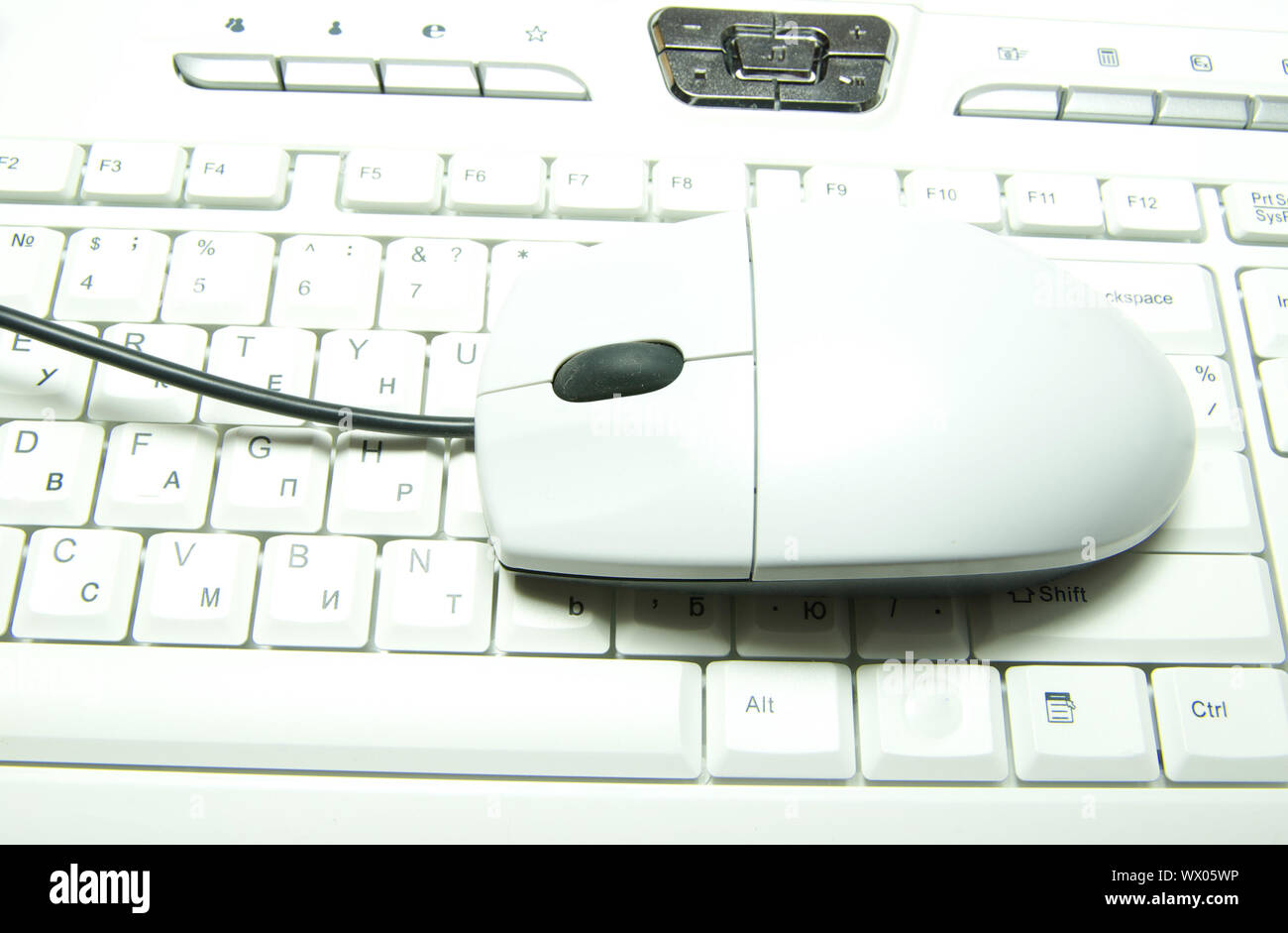 Computer-Maus im weißen Computertastatur Stockfoto