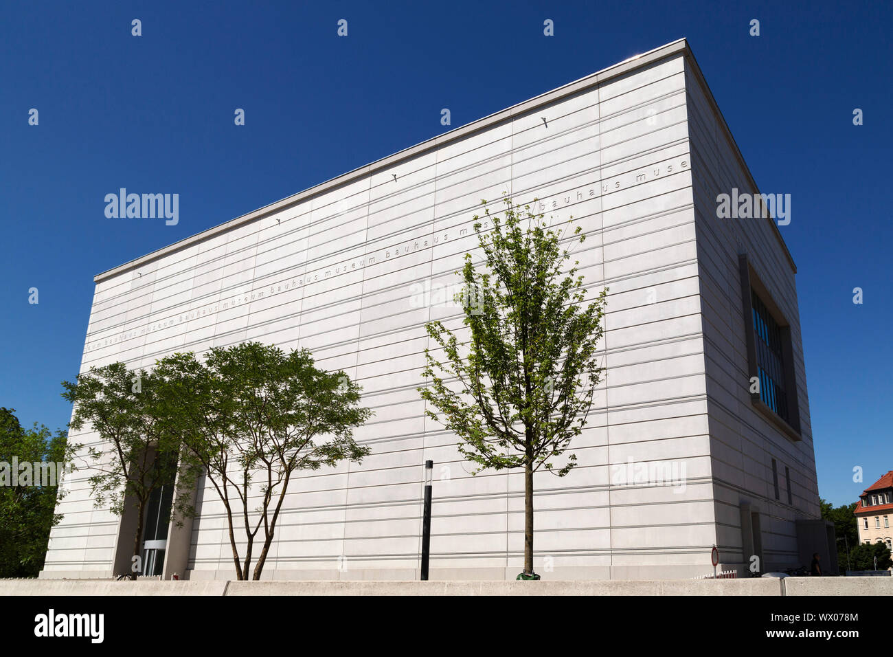 Bäume, die von der Fassade des Bauhaus Museum Weimar, von Heike Hanada, Weimar, Thüringen, Deutschland, Europa konzipiert Stockfoto