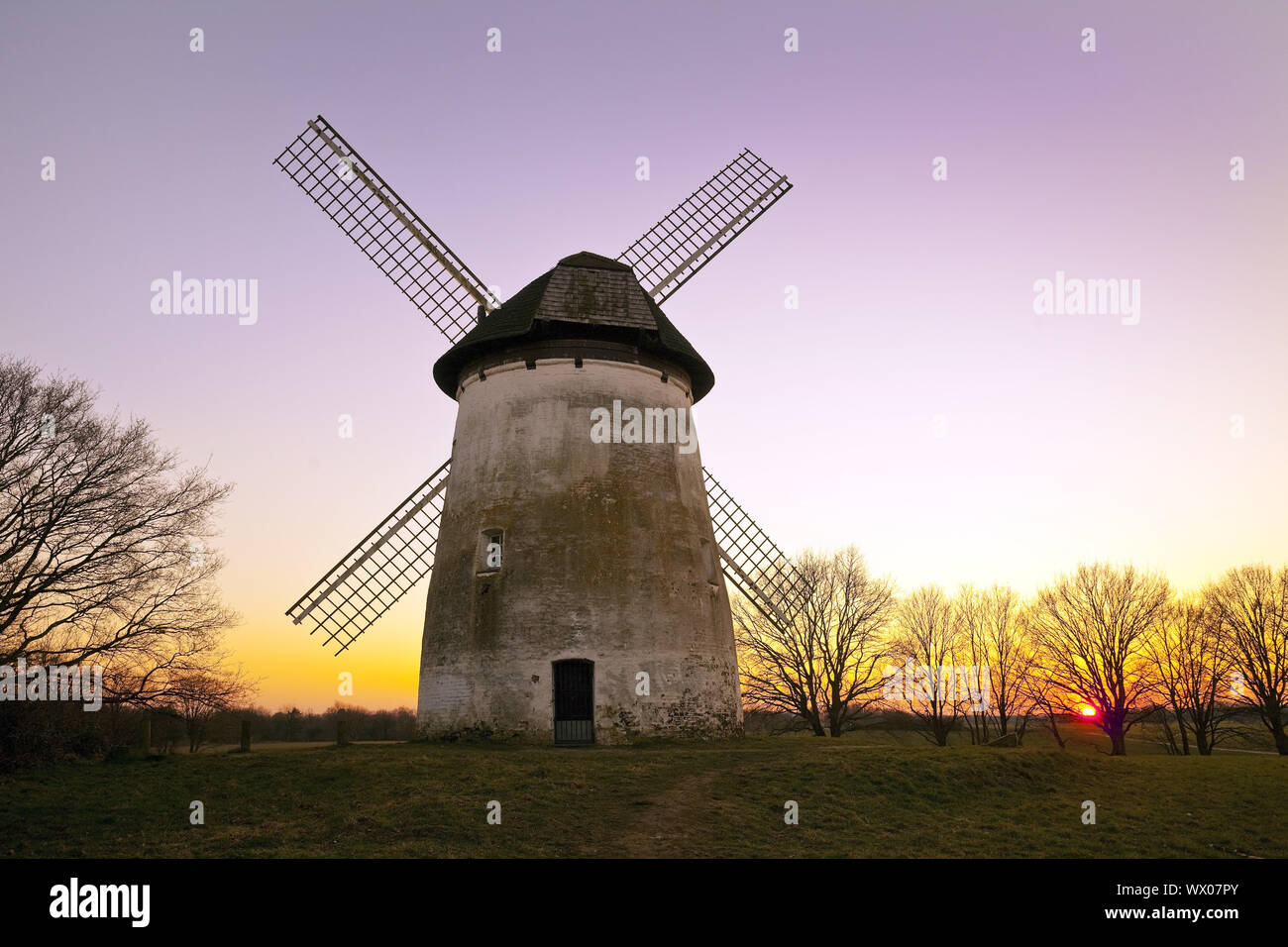 Mühle bei Sonnenuntergang Egelsberg, Krefeld, Niederrhein, Nordrhein-Westfalen, Deutschland, Europa Stockfoto