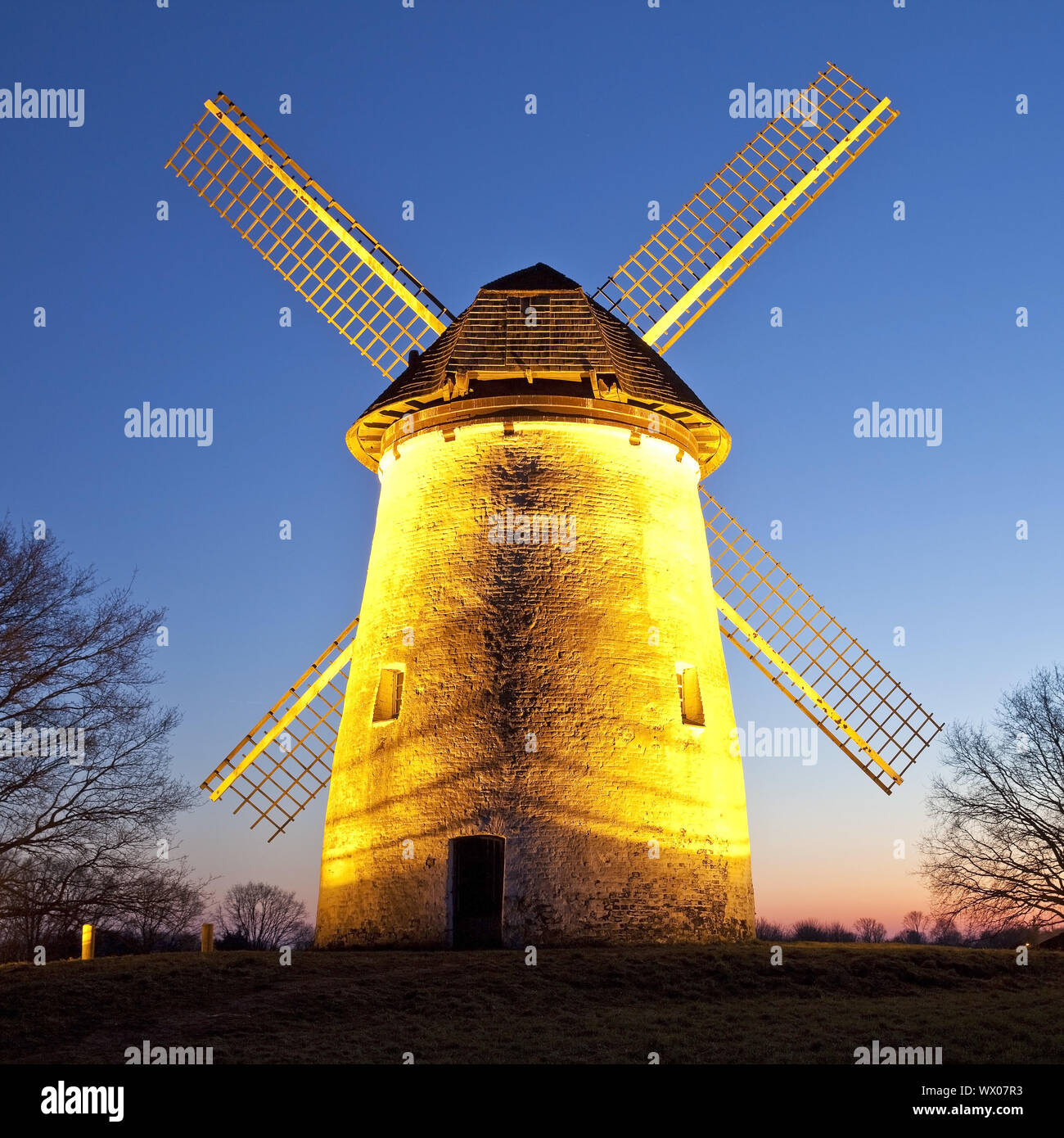 Mühle Egelsberg in der Dämmerung, Krefeld, Niederrhein, Nordrhein-Westfalen, Deutschland, Europa Stockfoto