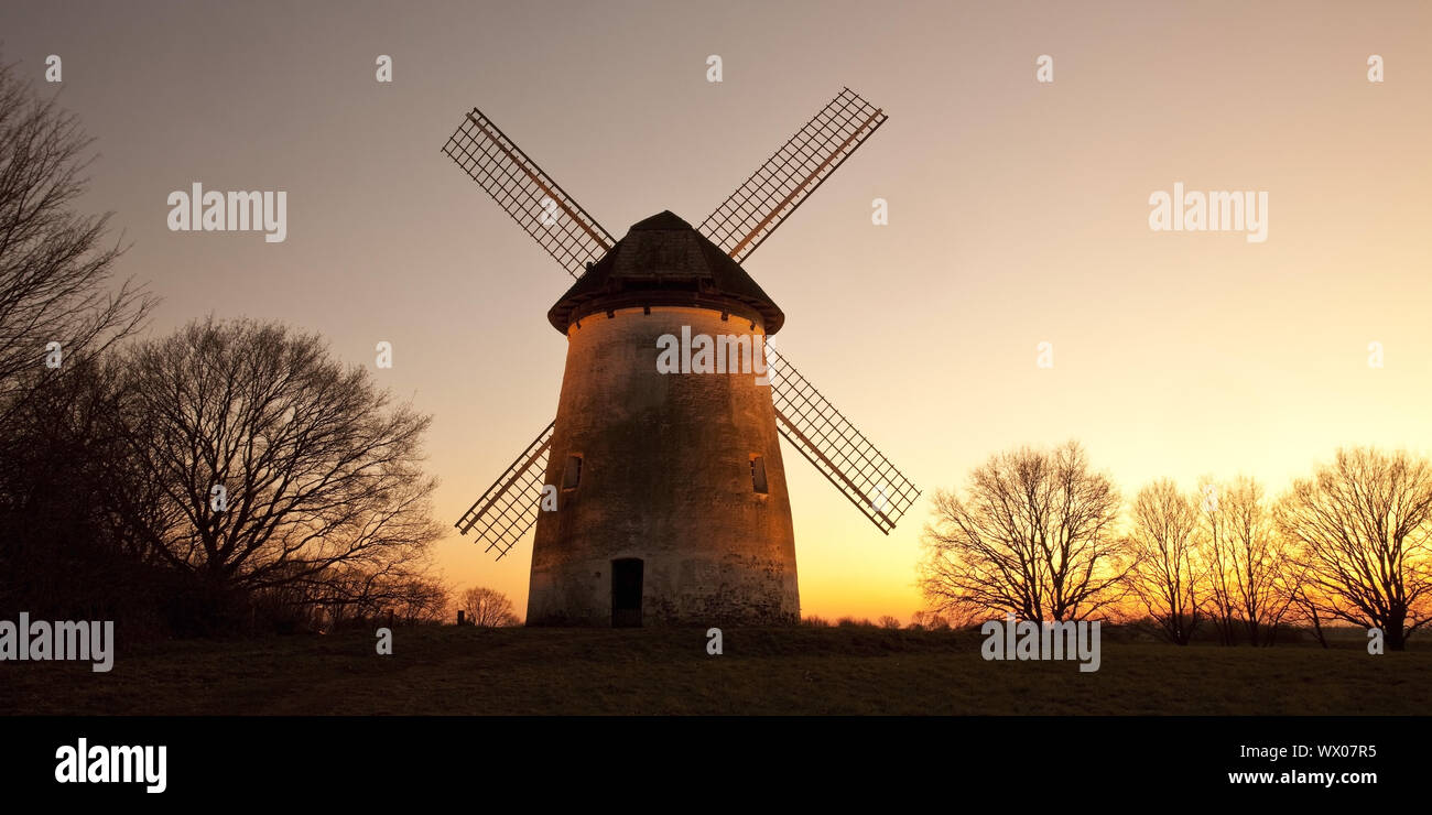 Mühle bei Sonnenuntergang Egelsberg, Krefeld, Niederrhein, Nordrhein-Westfalen, Deutschland, Europa Stockfoto