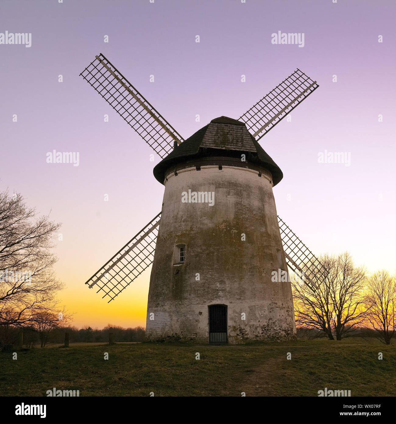 Mühle bei Sonnenuntergang Egelsberg, Krefeld, Niederrhein, Nordrhein-Westfalen, Deutschland, Europa Stockfoto