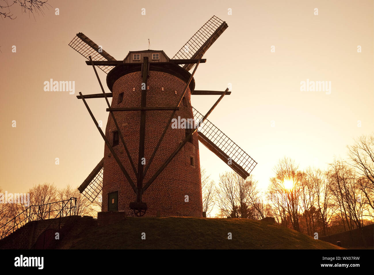 Mühle Geis bei Sonnenuntergang, Krefeld, Niederrhein, Nordrhein-Westfalen, Deutschland, Europa Stockfoto