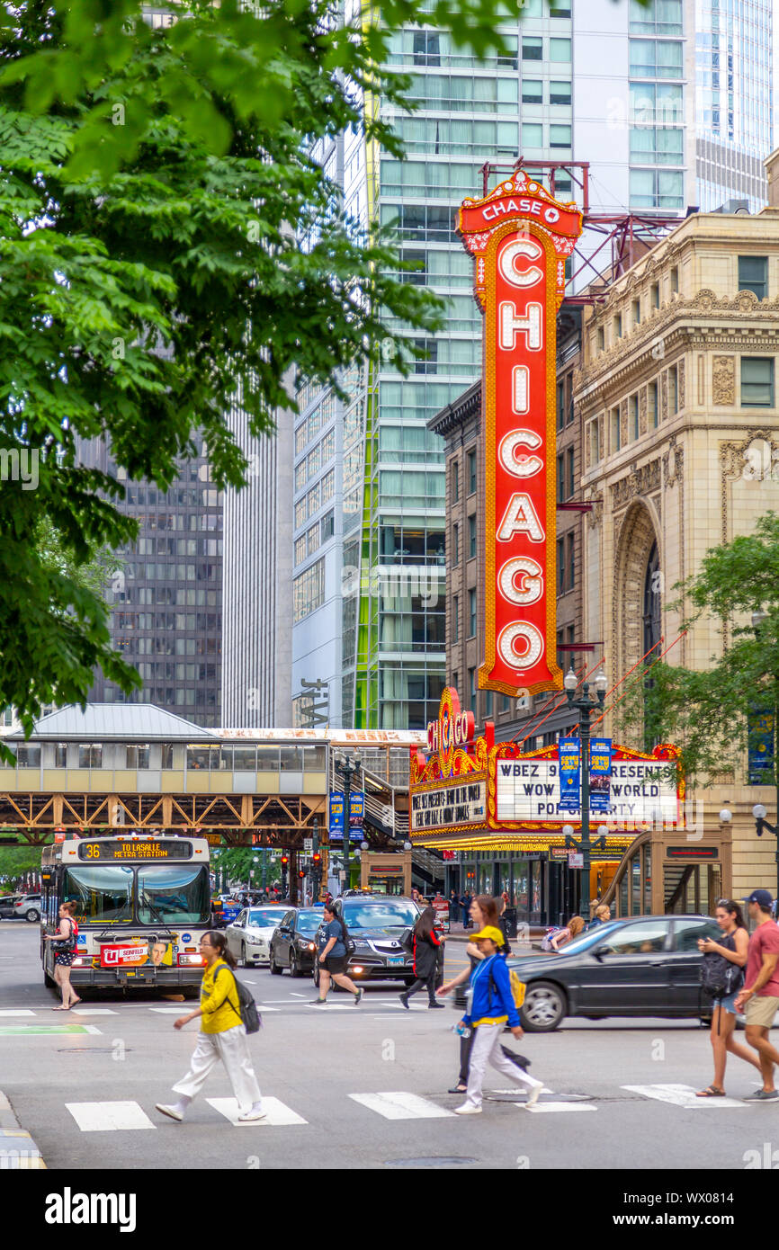 Blick auf den Chicago Theater und Verkehr auf North State Street, Chicago, Illinois, Vereinigte Staaten von Amerika, Nordamerika Stockfoto