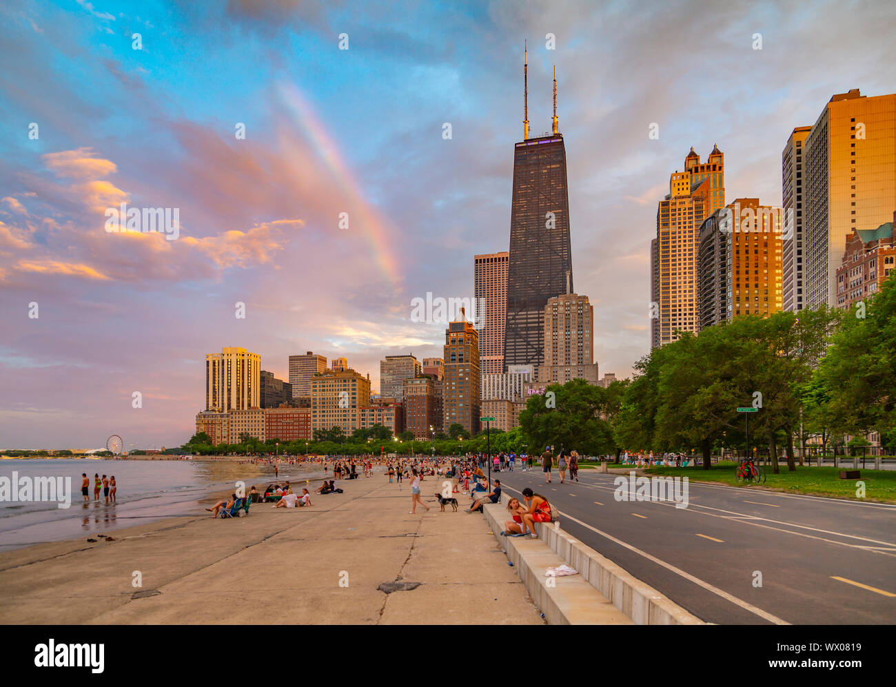 Blick auf die Skyline von Chicago und Rainbow vom North Shore, Chicago, Illinois, Vereinigte Staaten von Amerika, Nordamerika Stockfoto