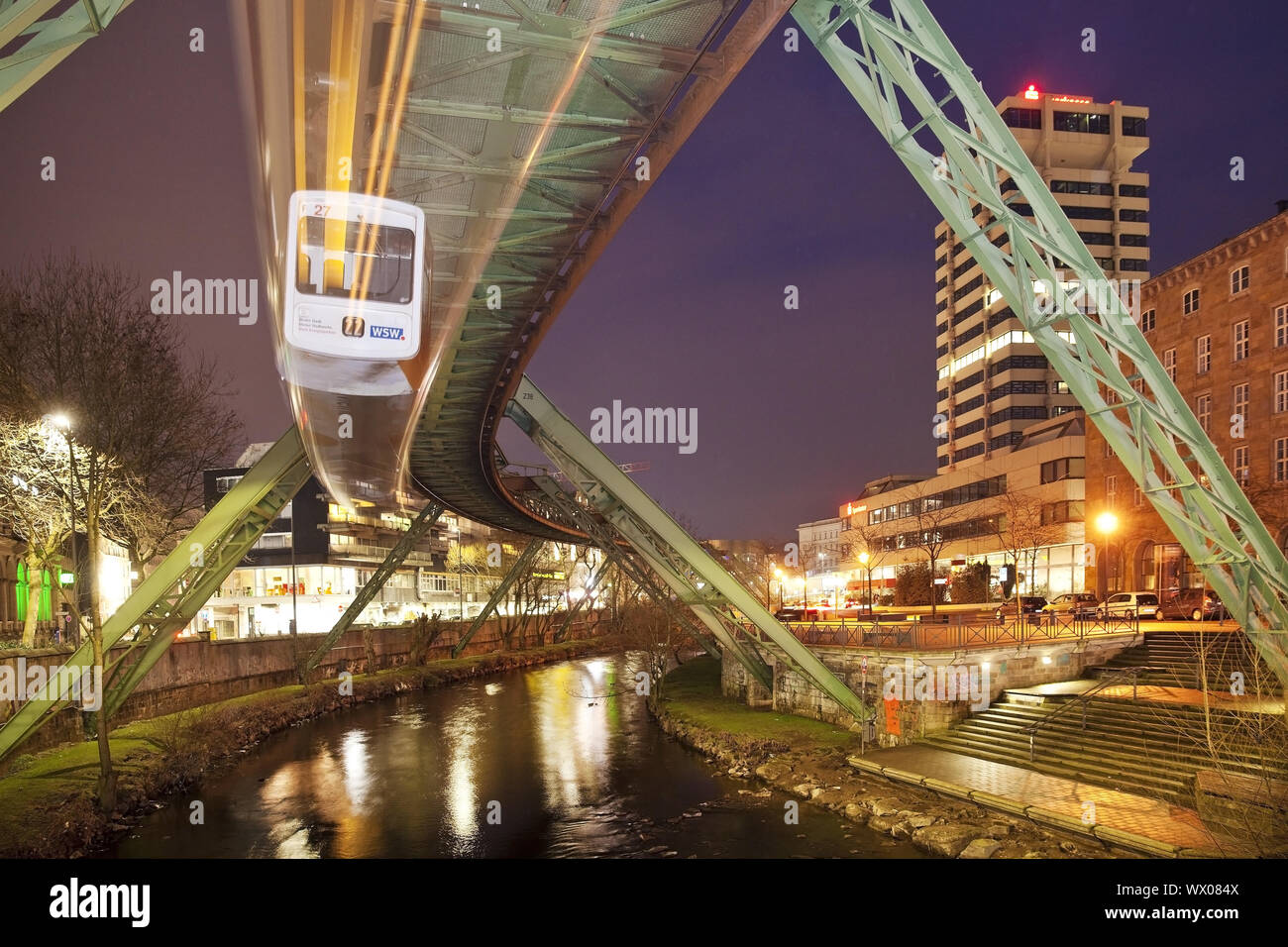 Vorrruhestandsregelung bestimmten Bahn in motion über die Wupper bei Nacht, Wuppertal, Deutschland, Europa Stockfoto