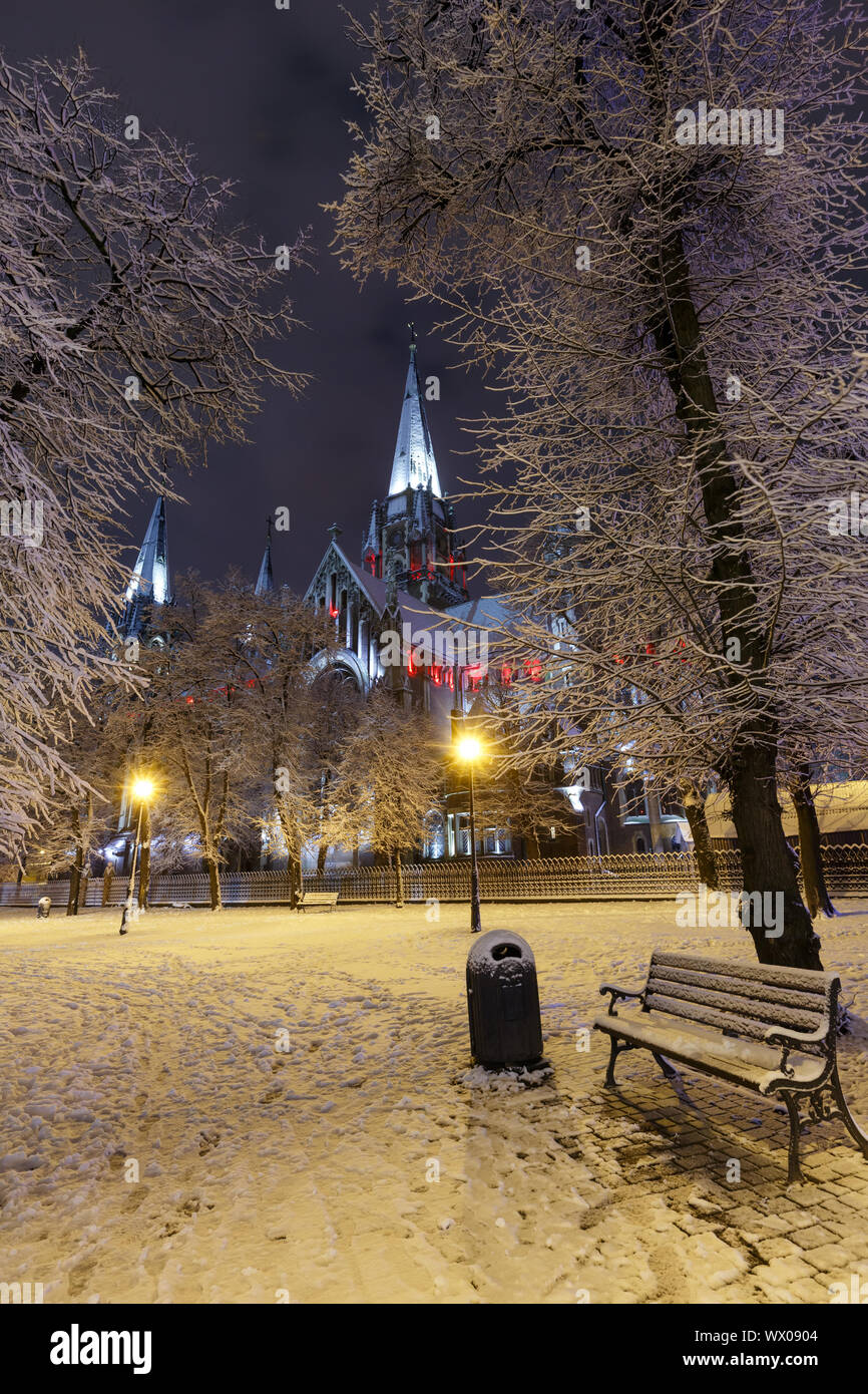 Kirche der Heiligen Olga und Elisabeth in der Nacht winter Stadt Lviv, Ukraine Stockfoto