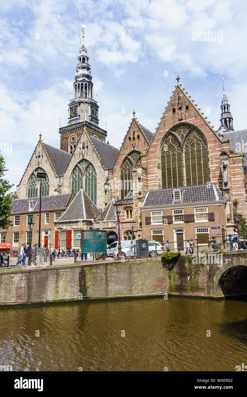 Oude Kerk (Alte Kirche), das älteste Gebäude der Stadt stammt aus dem Jahre 1306, Amsterdam, Nordholland, Niederlande, Europa Stockfoto