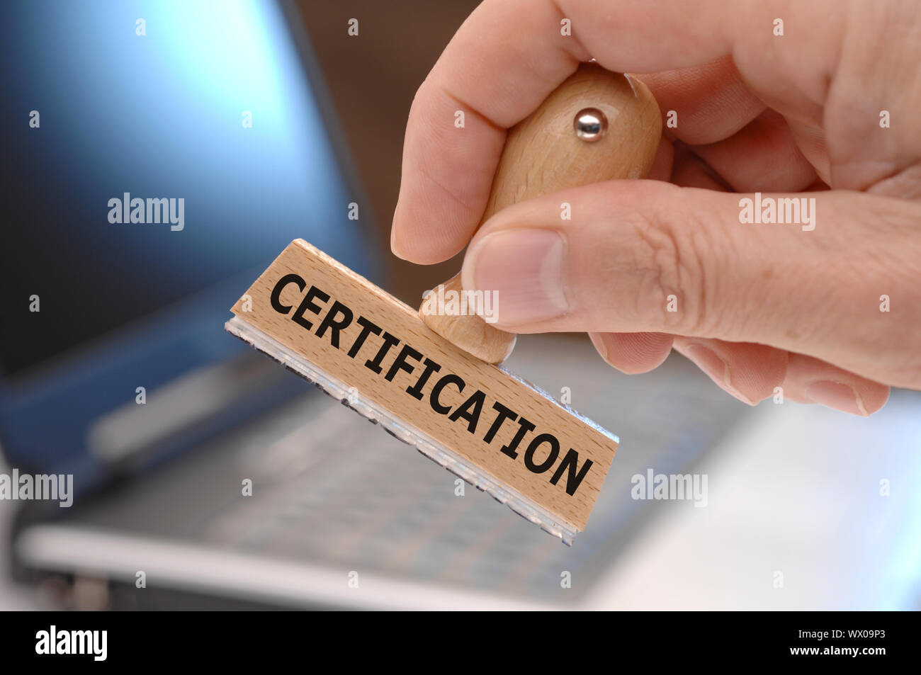 Zertifizierung gedruckt auf Stempel in der Hand Stockfoto