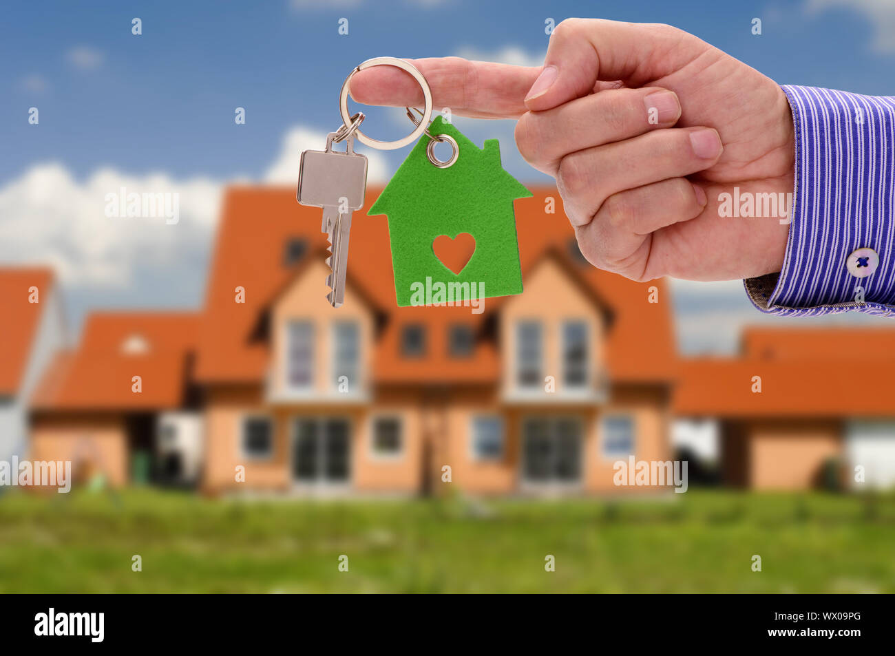 Schlüssel in der Hand von Real estate agent als Angebot für neue Wohnhaus Stockfoto