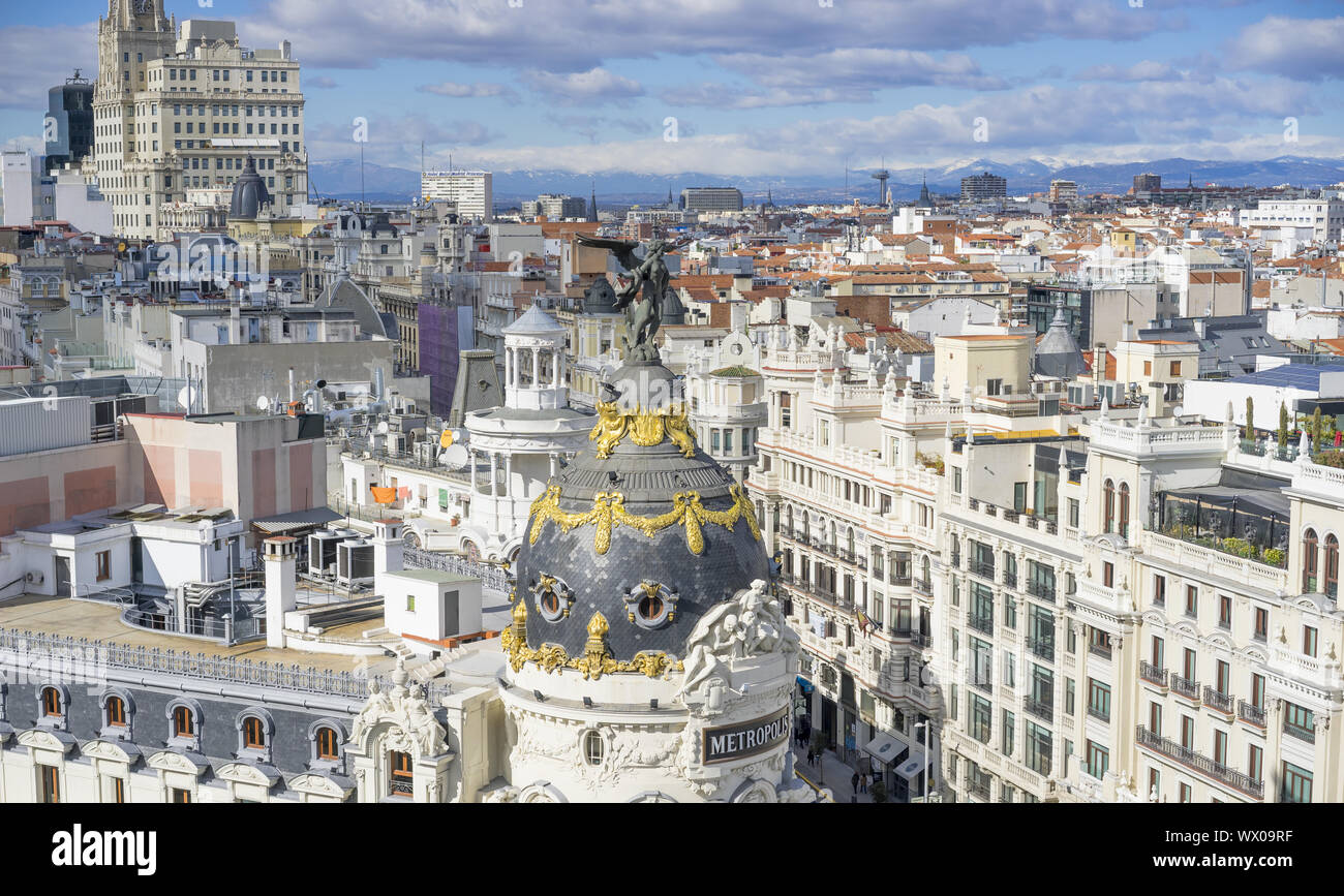 Panoramablick auf das Luftbild von der Gran Vía, der Haupteinkaufsstraße in Madrid, die Hauptstadt von Spanien, Europa. Stockfoto