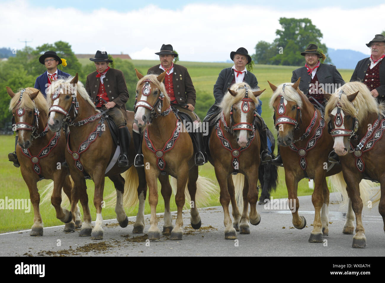 Jedes Jahr zu Pfingsten eine katholische Prozession mit Pferd viele Reiter in der traditionellen Tracht findet in Kötzting, Bayern, Deu Stockfoto