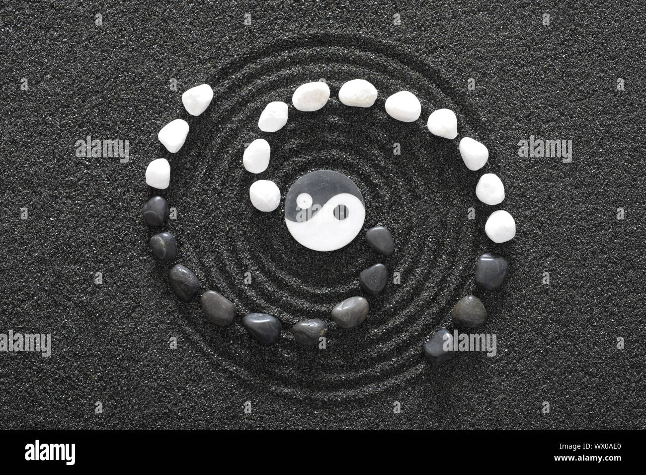 Japanische Zen Garten mit Yin und Yang im Sand Stockfoto