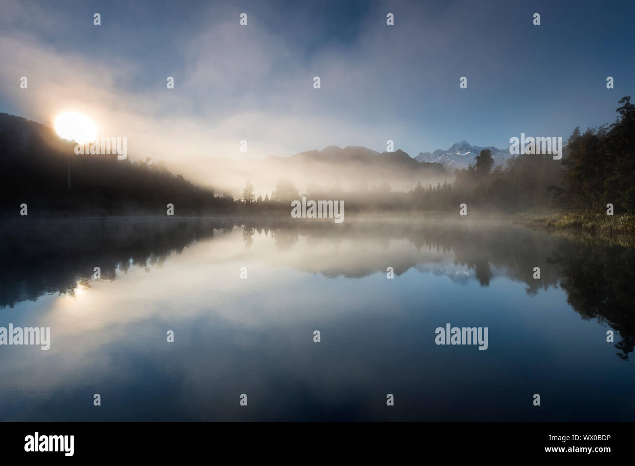 Sonnenaufgang am Lake Matheson, in der Nähe des Fox Glacier, South Westland, Südinsel, Neuseeland, Pazifische Stockfoto