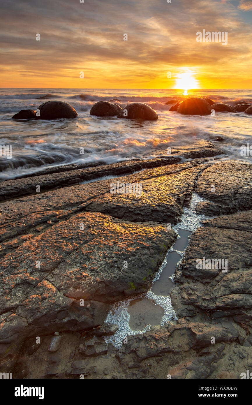 Spektakulären Sonnenaufgang an den Moeraki Boulders Moeraki, Strand, Otago, Südinsel, Neuseeland, Pazifische Stockfoto