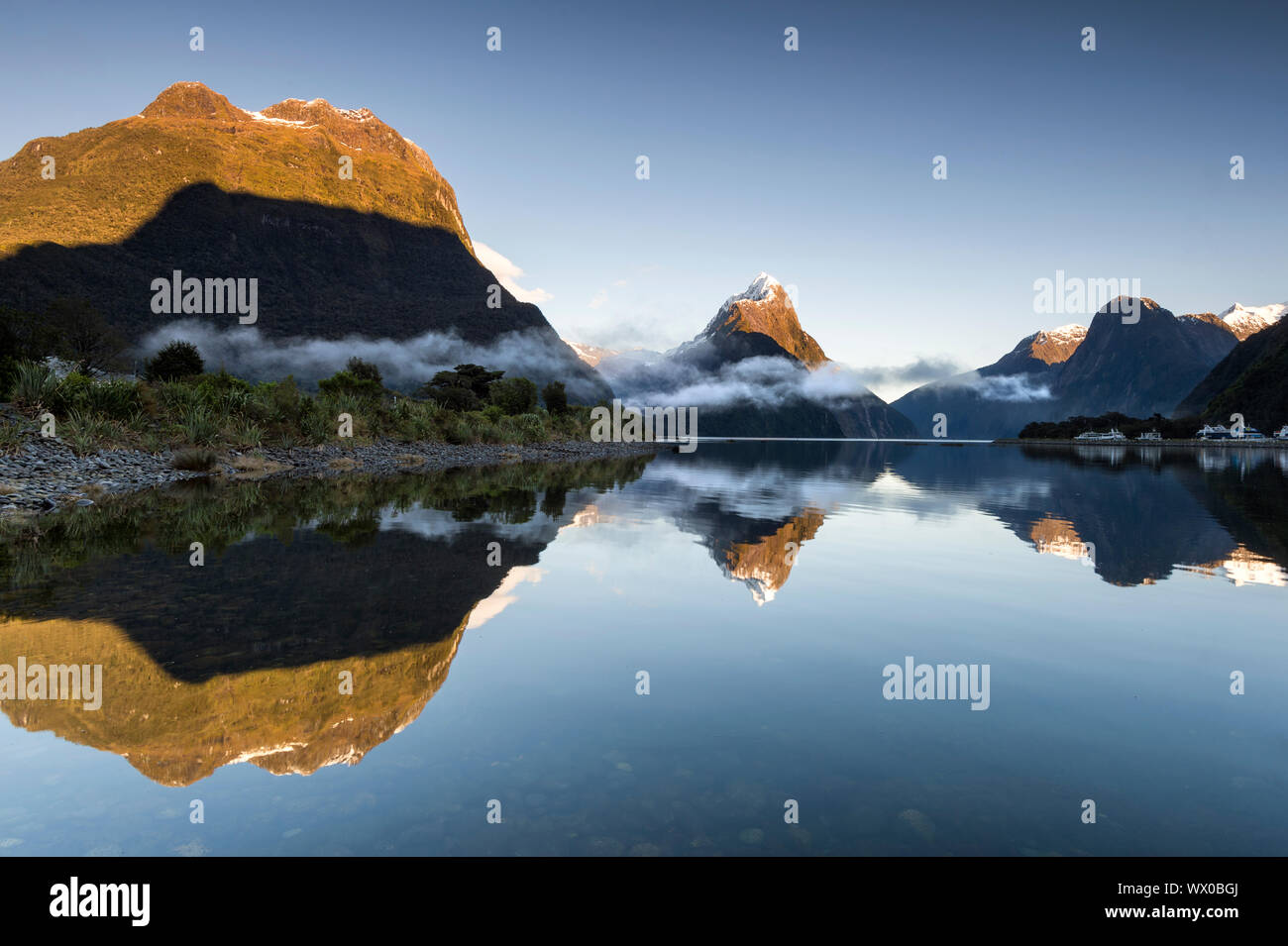 Niedrige Cloud unter Mitre Peak am Milford Sound liegen, Fiordland Nationalpark, UNESCO-Weltkulturerbe, Südinsel, Neuseeland, Pazifische Stockfoto