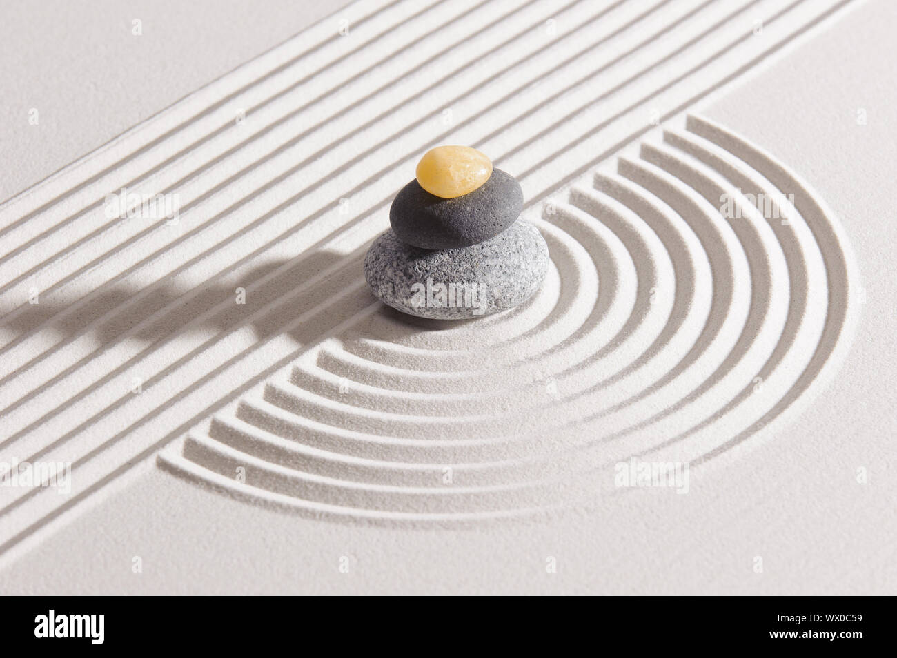 Japanischer Garten mit Stein, Sand und Yin Yang Stockfoto