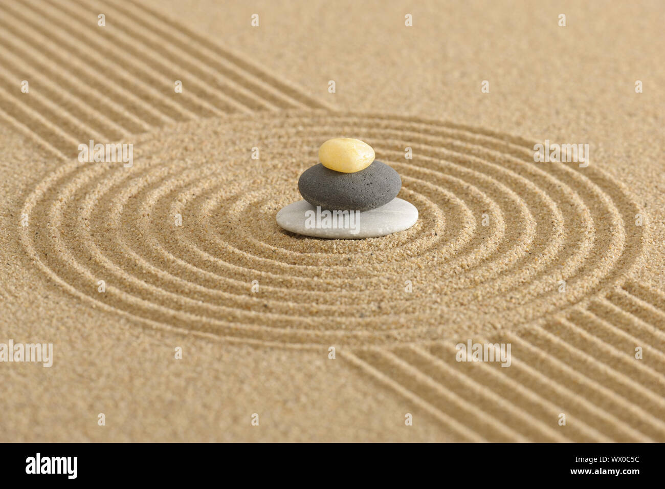 Japanischer Garten mit Stein, Sand und Yin Yang Stockfoto