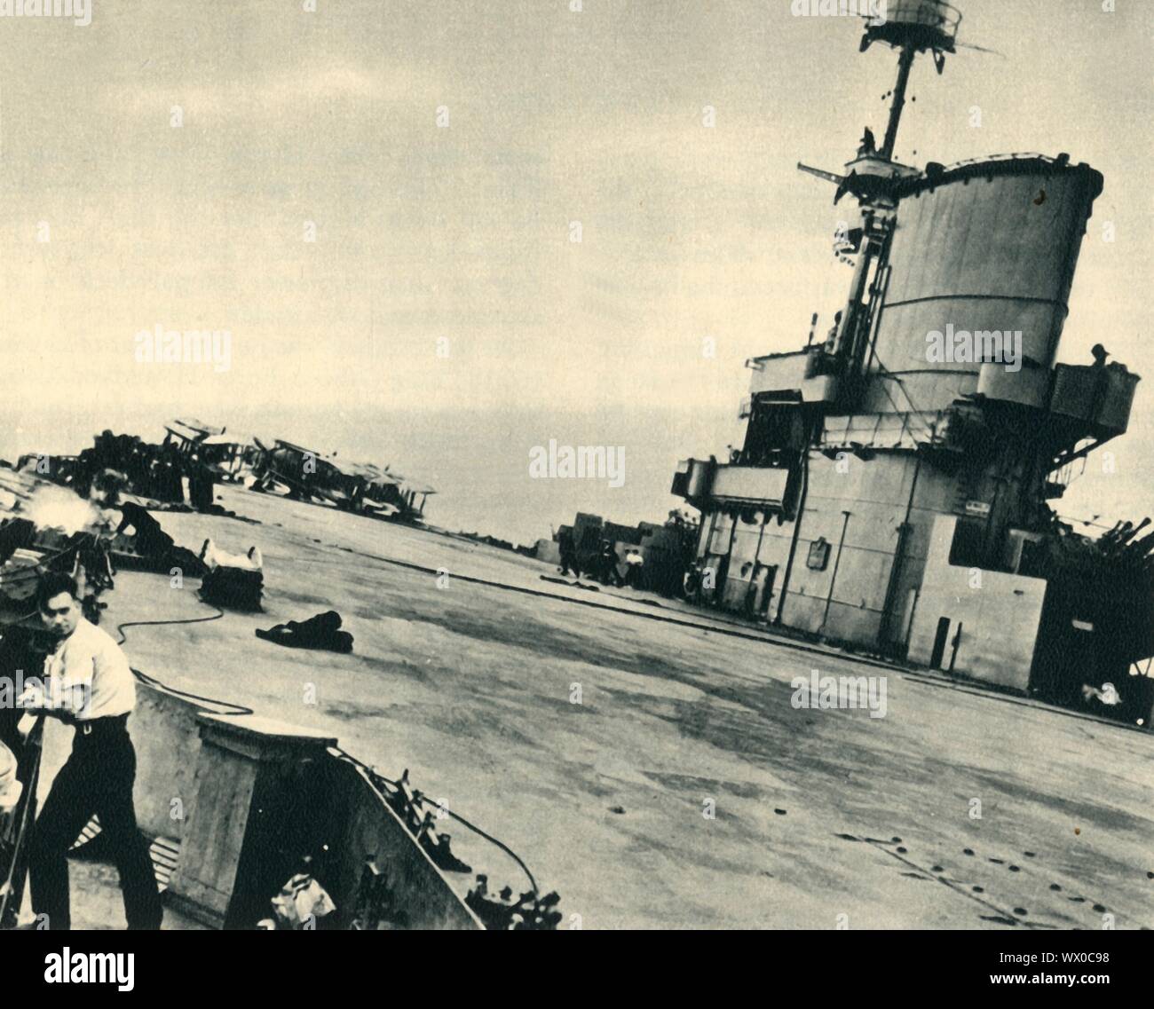 "Die Arche ist Endlich", 1941, (1942). "In Sichtweite von Gibraltar, zu dem Sie zurückkehren, ein Torpedo von einem deutschen U-Boot der Arche. Innerhalb von 3 Minuten sie Listing 12 Grad angeschlagen wurde. Der 1.541 Ihrer Firma, nur ein Leben verloren war". Die britische Royal Navy Flugzeugträger aus dem Zweiten Weltkrieg", HMS Ark Royal' wurde entwickelt, um eine große Anzahl von Flugzeugen zu transportieren, und hatte zwei hangardeck Ebenen. Sie war eingebunden in die erste Antenne und U-Boot tötet des Krieges, in Operationen aus Norwegen, in der das deutsche Schlachtschiff "Bismarck", und nahm an der Malta Konvois. Ein Deutscher subma Stockfoto