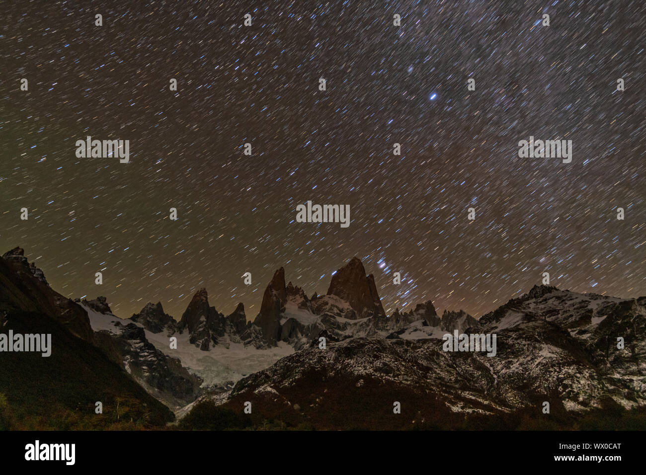 Mount Fitz Roy und Cerro Torre in der Nacht mit star Trails, El Chalten, Patagonien, Argentinien, Südamerika Stockfoto