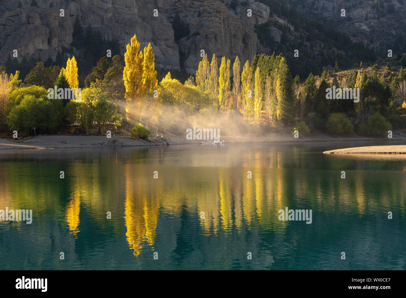 Pappeln in herbstlichen Farben, San Carlos de Bariloche, Patagonia, Argentinien, Südamerika Stockfoto