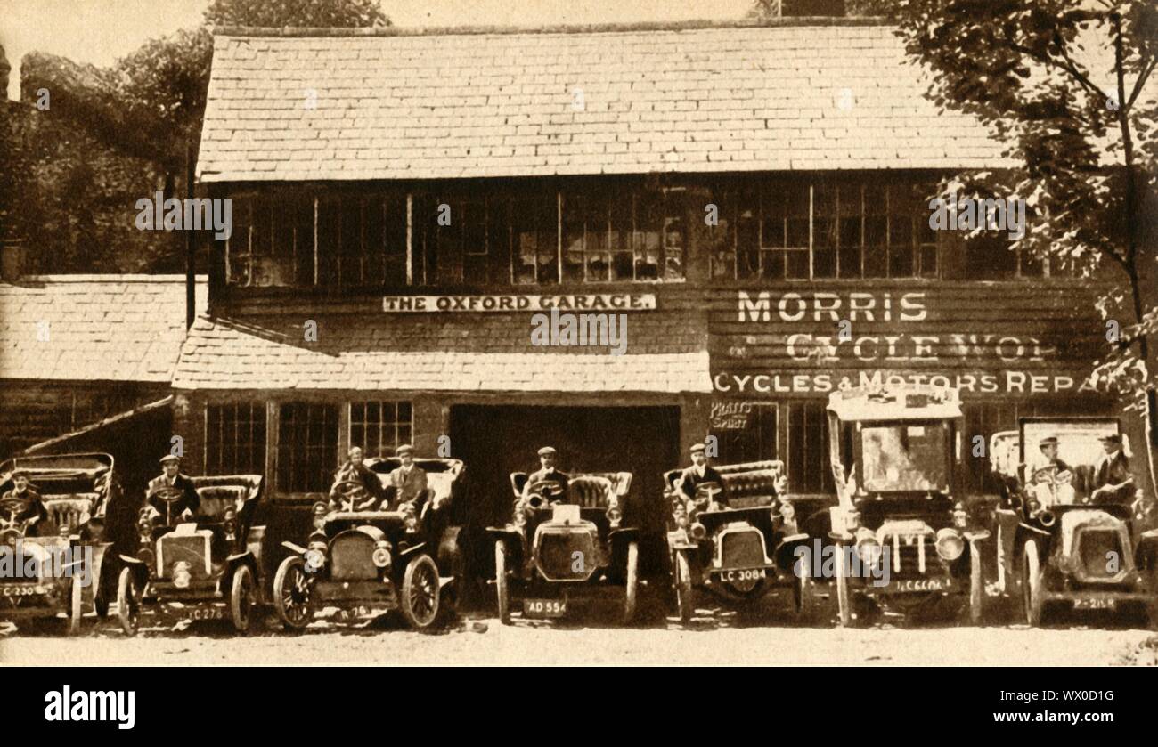 "Der Ausgangspunkt der Morris Motoren", 1912, (1933). Die Oxford Garage in Oxford, wo British Motor Hersteller und Philanthrop William Morris (später Lord Nuffield) sein Geschäft gestartet. Die Garage reparierten Autos und Fahrräder. Von "Der Festzug des Jahrhunderts". [Odhams Press Ltd, 1933] Stockfoto