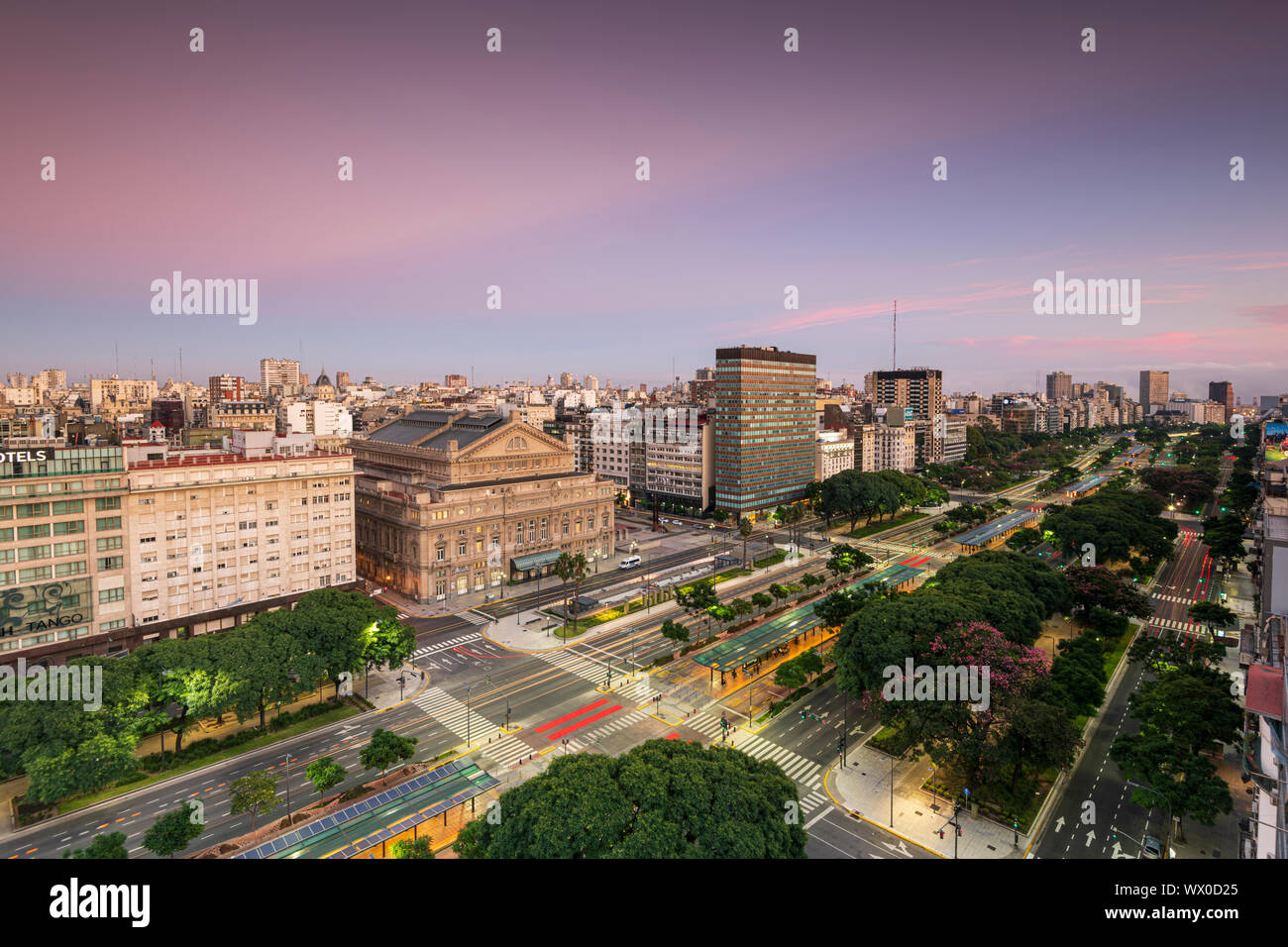 Teatro Colon bei Sonnenaufgang am 9 de Julio Avenue, Buenos Aires, Argentinien, Südamerika Stockfoto