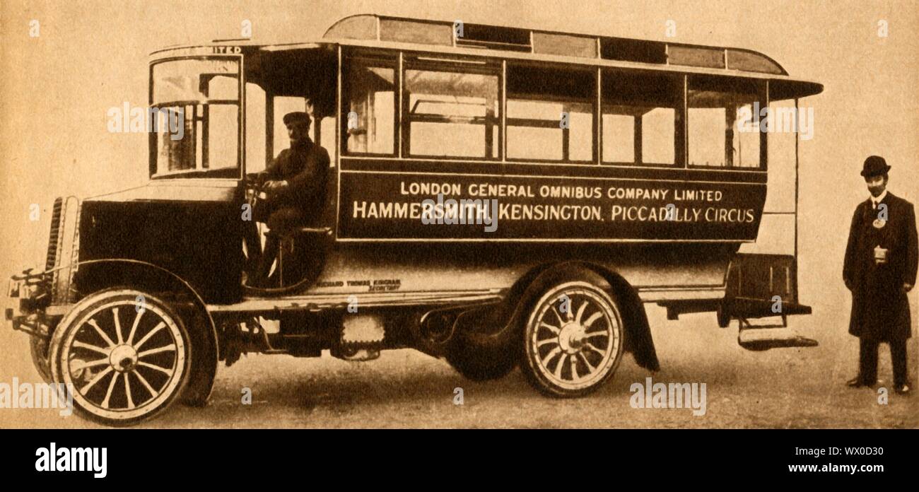 "Erste L.G.O.C. Motor Bus", 1904, (1933). Dampf-Bus der London General Omnibus Company Ltd, einem einstöckigen, die vom Piccadilly Circus lief zu Hammesmith. "Die Begrenzung der Geschwindigkeit für solche Fahrzeuge war 12 Meilen pro Stunde, aber die Busse... würden in einem etwas schnelleren Tempo" reisen. Der Bus hielt 14 Passagiere. Von "Der Festzug des Jahrhunderts". [Odhams Press Ltd, 1933] Stockfoto