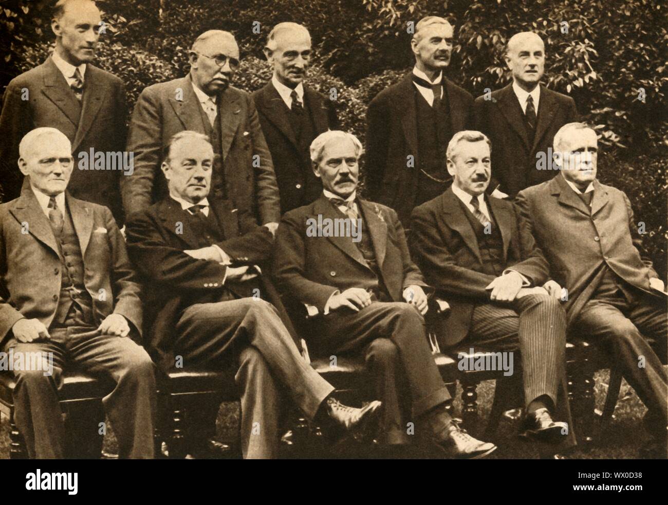 "Kabinett der nationalen Regierung", 1931, (1933). Group Portrait von britischen Politikern in der neu gegründeten nationalen Regierung, die Mitglieder der Konservativen Partei, die Liberalen, die Liberalen und nationalen Arbeitsmärkte, sowie Einzelpersonen, die keine politische Partei gehörte enthalten. Obere Reihe: Sir Philip Cunliffe-Lister, JH Thomas, John Simon, Neville Chamberlain, Sir Samuel Hoare. Untere Zeile: Philip Snowden, Stanley Baldwin, Premierminister Ramsay MacDonald, Sir Herbert Samuel und John sankey. Von "Der Festzug des Jahrhunderts". [Odhams Press Ltd, 1933] Stockfoto