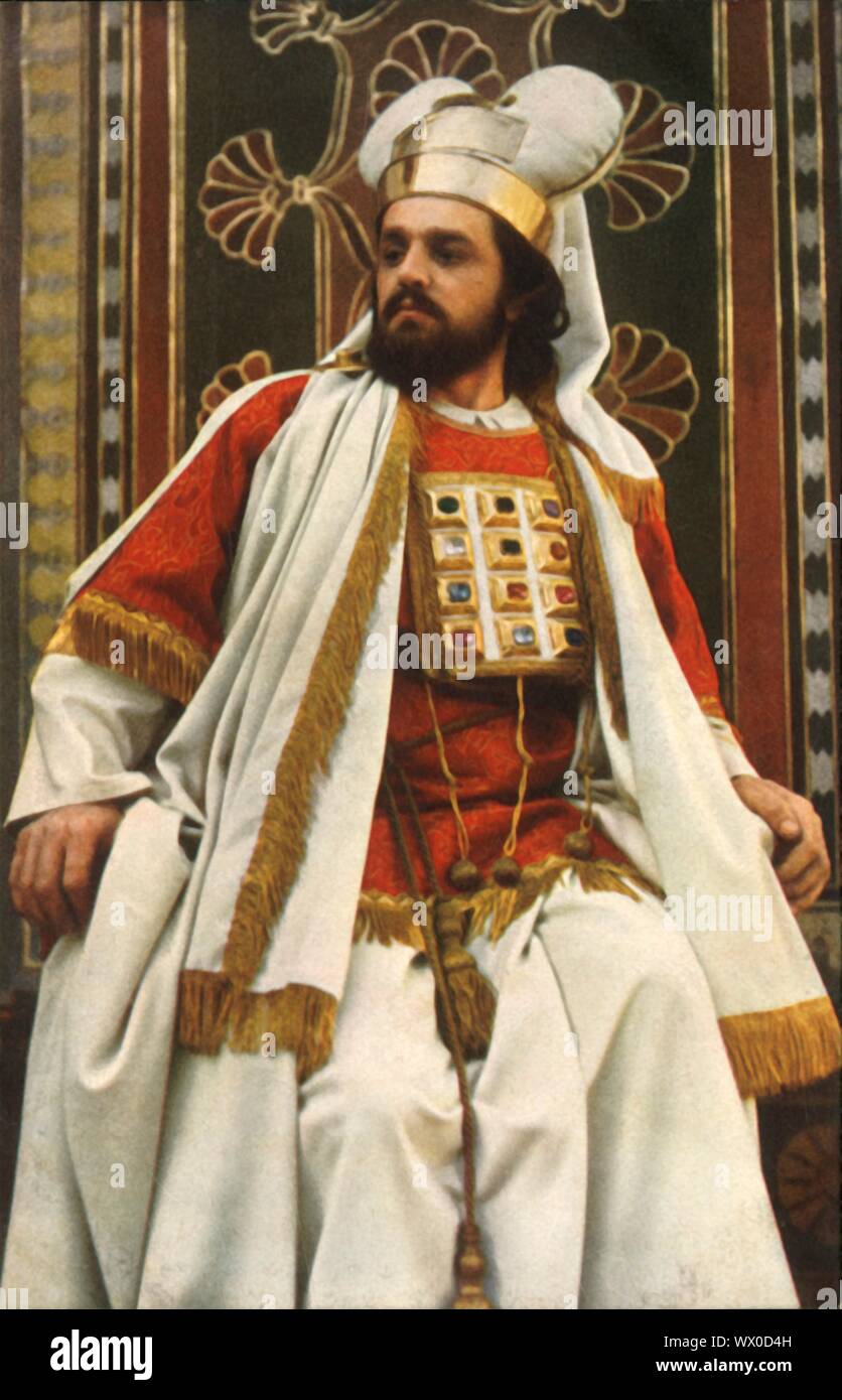 Kaiphas, 1922. Hugo Rutz als Hohepriester Kaiphas Joseph ben in der Oberammergauer Passionsspiele. Das Spiel wird alle 10 Jahre durchgeführt, auf Open-Air-Bühnen, die von den Einwohnern des Dorfes Oberammergau in Bayern, Deutschland. Zuerst im Jahre 1634 inszeniert, das Stück erzählt die Geschichte der Passion Jesu, die ihren Höhepunkt in seiner Kreuzigung. Die Veranstaltung ist eine touristische Attraktion geworden, mit Publikum aus der ganzen Welt. Offizielle Postkarte der 1922 Oberammergauer Passionsspiele. [F. Bruckmann, München, 1922] Stockfoto