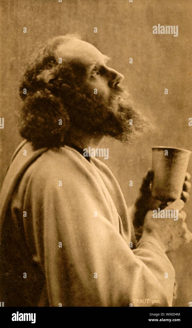 Jesus beim Letzten Abendmahl, 1922. Anton Lang, ein Spieler in der Oberammergauer Passionsspiele, wie Jesus. Das Spiel wird alle 10 Jahre durchgeführt, auf Open-Air-Bühnen, die von den Einwohnern des Dorfes Oberammergau in Bayern, Deutschland. Zuerst im Jahre 1634 inszeniert, das Stück erzählt die Geschichte der Passion Jesu, die ihren Höhepunkt in seiner Kreuzigung. Die Veranstaltung ist eine touristische Attraktion geworden, mit Publikum aus der ganzen Welt. Offizielle Postkarte der 1922 Oberammergauer Passionsspiele. [F. Bruckmann, München, 1922] Stockfoto