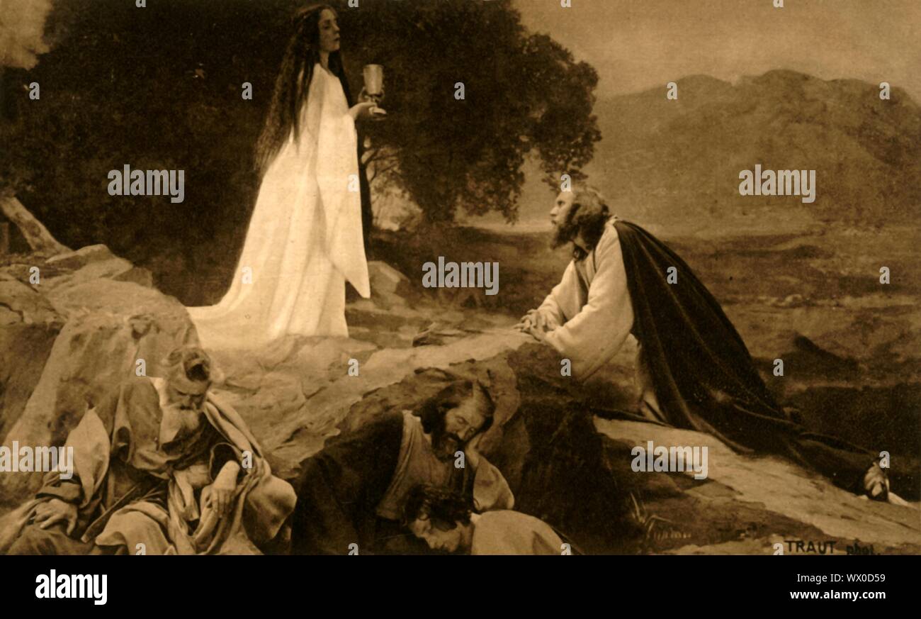 Jesus auf dem Ölberg, 1922. Die Todesangst im Garten: Jesus und die Engel mit den Kelch des Leidens: Spieler in der Oberammergauer Passionsspiele. Das Spiel wird alle 10 Jahre durchgeführt, auf Open-Air-Bühnen, die von den Einwohnern des Dorfes Oberammergau in Bayern, Deutschland. Zuerst im Jahre 1634 inszeniert, das Stück erzählt die Geschichte der Passion Jesu, die ihren Höhepunkt in seiner Kreuzigung. Die Veranstaltung ist eine touristische Attraktion geworden, mit Publikum aus der ganzen Welt. Offizielle Postkarte der 1922 Oberammergauer Passionsspiele. [F. Bruckmann, München, 1922] Stockfoto