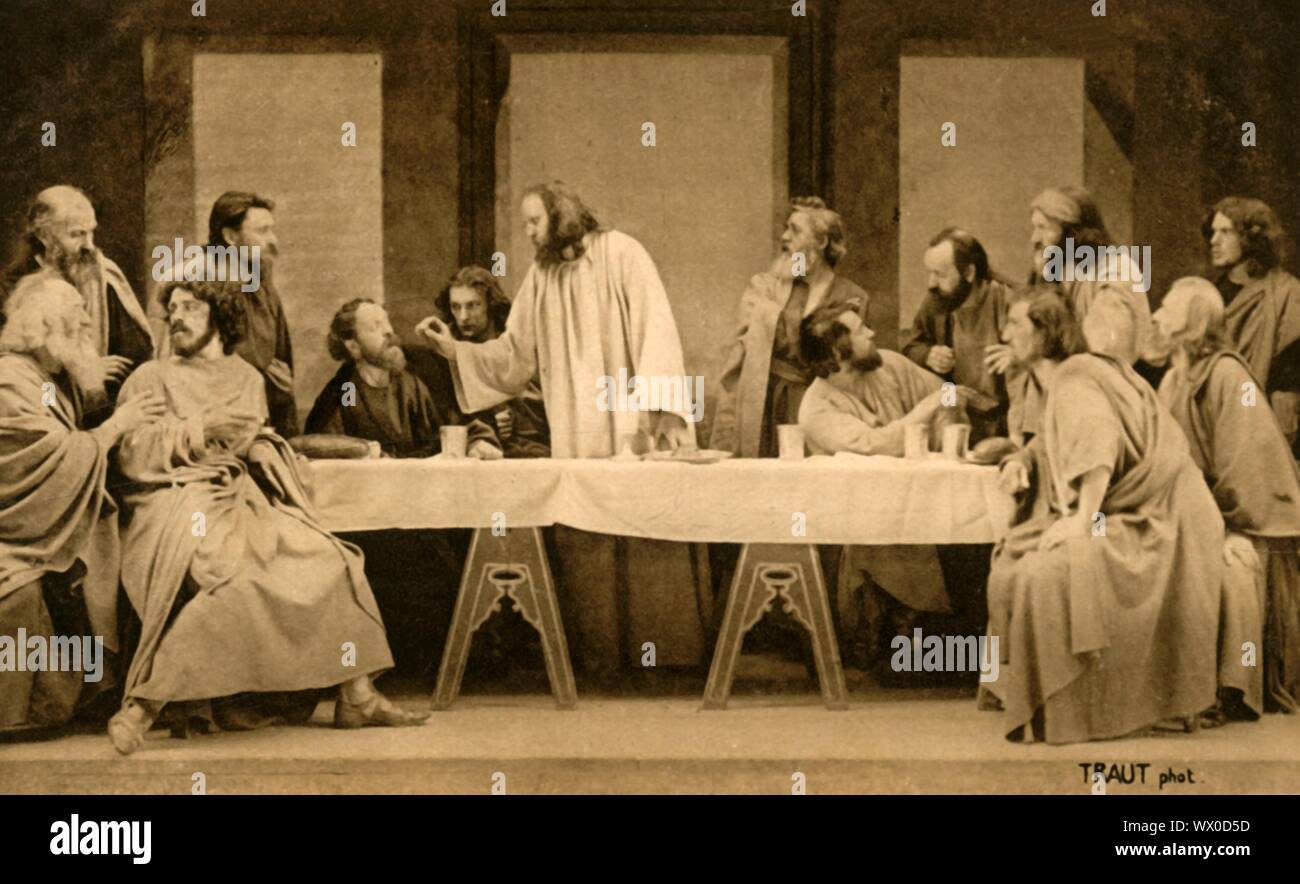 Das letzte Abendmahl, 1922. Jesus sagt, dass einer seiner Apostel an der Mahlzeit wird ihn verraten, trotz ihrer Behauptungen entgegen. Melchior Breitsamter wie der hl. Johannes, Anton Lang als Jesus, Andreas Lang, wie der hl. Petrus: Spieler in der Oberammergauer Passionsspiele, die alle 10 Jahre durchgeführt wird, auf Open-Air-Bühnen, die von den Einwohnern des Dorfes Oberammergau in Bayern, Deutschland. Zuerst im Jahre 1634 inszeniert, das Stück erzählt die Geschichte der Passion Jesu, die ihren Höhepunkt in seiner Kreuzigung. Die Veranstaltung ist eine touristische Attraktion geworden, mit Publikum aus der ganzen Welt. Offizielle Postkarte von Th Stockfoto