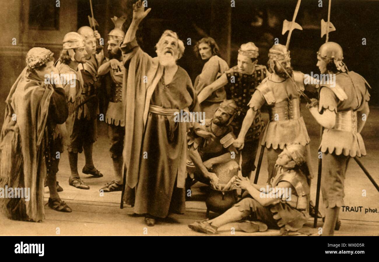 Petrus verleugnet Jesus, 1922. Andreas Lang, wie der hl. Petrus in der Oberammergauer Passionsspiele. Das Spiel wird alle 10 Jahre durchgeführt, auf Open-Air-Bühnen, die von den Einwohnern des Dorfes Oberammergau in Bayern, Deutschland. Zuerst im Jahre 1634 inszeniert, das Stück erzählt die Geschichte der Passion Jesu, die ihren Höhepunkt in seiner Kreuzigung. Die Veranstaltung ist eine touristische Attraktion geworden, mit Publikum aus der ganzen Welt. Offizielle Postkarte der 1922 Oberammergauer Passionsspiele. [F. Bruckmann, München, 1922] Stockfoto