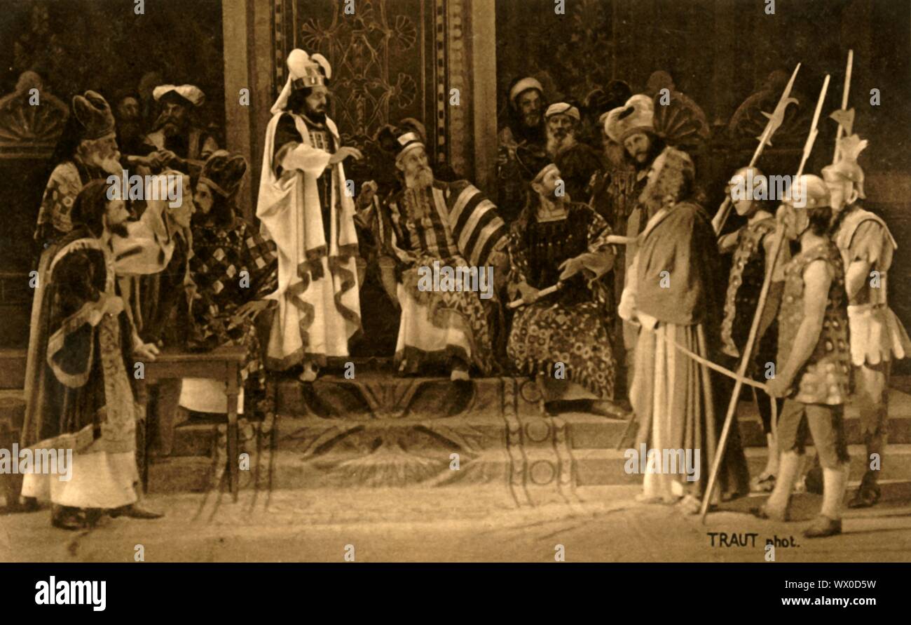 Jesus vor dem Hohen Rat, 1922. Jesus (Anton Lang) wird versucht, vor eine Versammlung der Rabbiner: Spieler in der Oberammergauer Passionsspiele. Das Spiel wird alle 10 Jahre durchgeführt, auf Open-Air-Bühnen, die von den Einwohnern des Dorfes Oberammergau in Bayern, Deutschland. Zuerst im Jahre 1634 inszeniert, das Stück erzählt die Geschichte der Passion Jesu, die ihren Höhepunkt in seiner Kreuzigung. Die Veranstaltung ist eine touristische Attraktion geworden, mit Publikum aus der ganzen Welt. Offizielle Postkarte der 1922 Oberammergauer Passionsspiele. [F. Bruckmann, München, 1922] Stockfoto