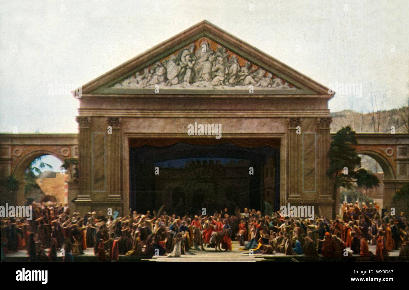Der Einzug in Jerusalem, 1922. Spieler auf der Bühne in der Oberammergauer Passionsspiele. Das Spiel wird alle 10 Jahre durchgeführt, auf Open-Air-Bühnen, die von den Einwohnern des Dorfes Oberammergau in Bayern, Deutschland. Zuerst im Jahre 1634 inszeniert, das Stück erzählt die Geschichte der Passion Jesu, die ihren Höhepunkt in seiner Kreuzigung. Die Veranstaltung ist eine touristische Attraktion geworden, mit Publikum aus der ganzen Welt. Offizielle Postkarte der 1922 Oberammergauer Passionsspiele. [F. Bruckmann, München, 1922] Stockfoto