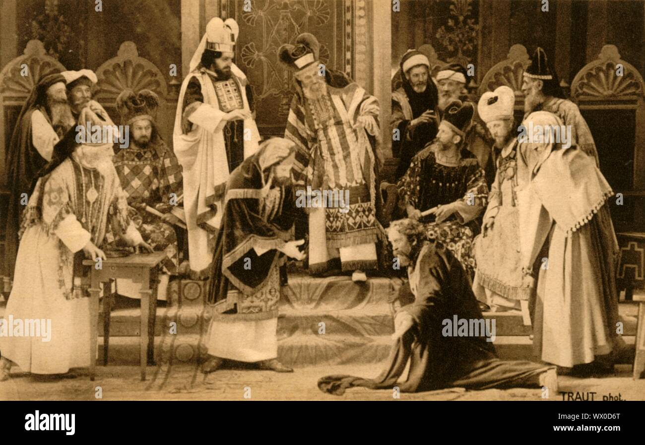 Judas vor dem Hohen Rat, 1922. Der Verräter Judas (Guido Mayr) wird versucht, vor eine Versammlung der Rabbiner: Spieler in der Oberammergauer Passionsspiele. Das Spiel wird alle 10 Jahre durchgeführt, auf Open-Air-Bühnen, die von den Einwohnern des Dorfes Oberammergau in Bayern, Deutschland. Zuerst im Jahre 1634 inszeniert, das Stück erzählt die Geschichte der Passion Jesu, die ihren Höhepunkt in seiner Kreuzigung. Die Veranstaltung ist eine touristische Attraktion geworden, mit Publikum aus der ganzen Welt. Offizielle Postkarte der 1922 Oberammergauer Passionsspiele. [F. Bruckmann, München, 1922] Stockfoto