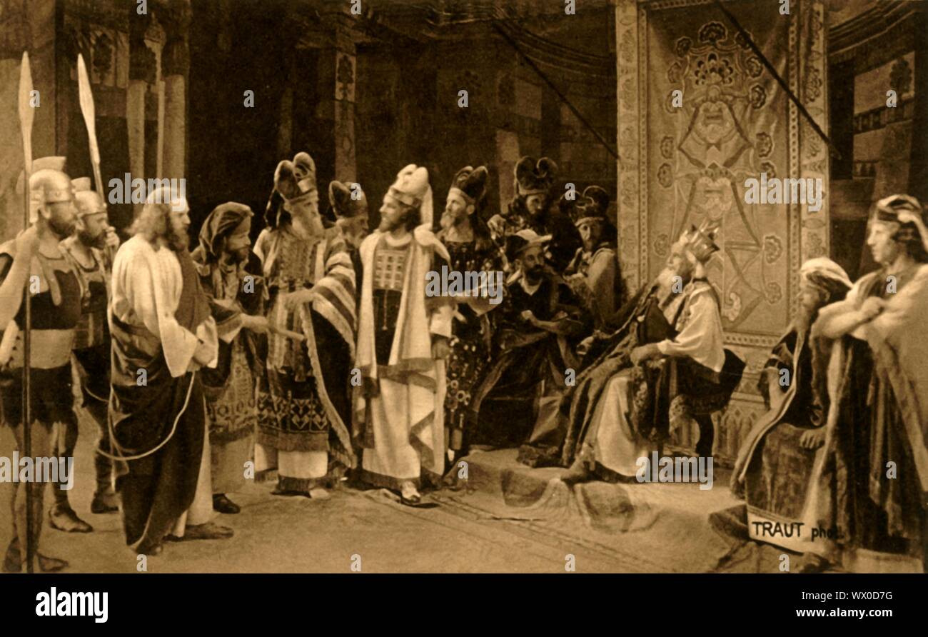 Jesus vor Herodes, 1922. Jesus (Anton Lang) erscheint vor König Herodes (Gregor Breitsamter) - auch auf der Bühne sind Sebastian Lang wie der Hohepriester Hannas (oder Ananias) und Hugo Rutz als Hoher Priester Joseph ben Kaiphas: Spieler in der Oberammergauer Passionsspiele. Das Spiel wird alle 10 Jahre durchgeführt, auf Open-Air-Bühnen, die von den Einwohnern des Dorfes Oberammergau in Bayern, Deutschland. Zuerst im Jahre 1634 inszeniert, das Stück erzählt die Geschichte der Passion Jesu, die ihren Höhepunkt in seiner Kreuzigung. Die Veranstaltung ist eine touristische Attraktion geworden, mit Publikum aus der ganzen Welt. Offizielle Postkarte der Stockfoto