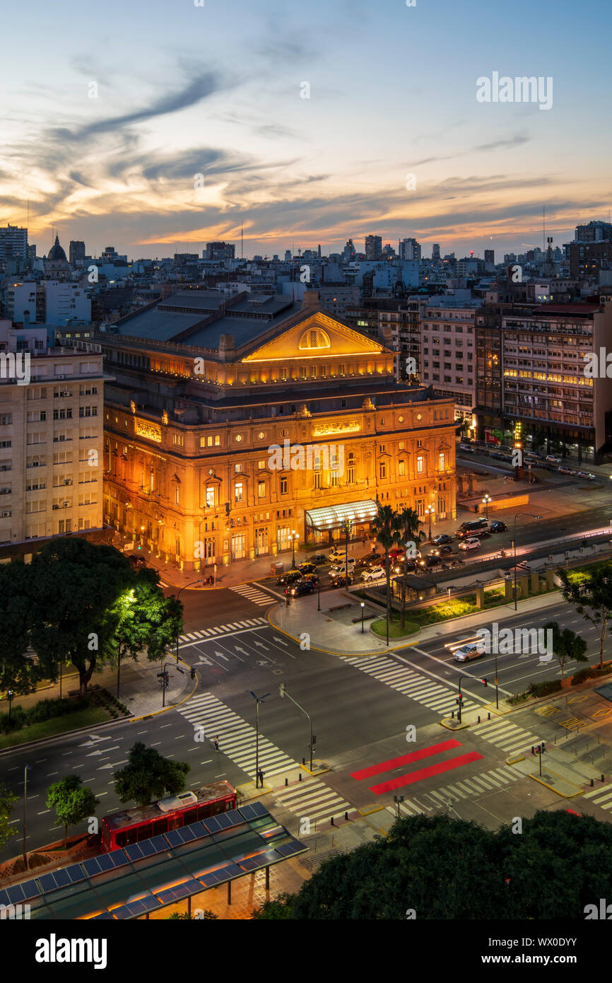 Teatro Colon bei Sonnenuntergang auf 9 de Julio Avenue bei Nacht, Buenos Aires, Argentinien, Südamerika Stockfoto