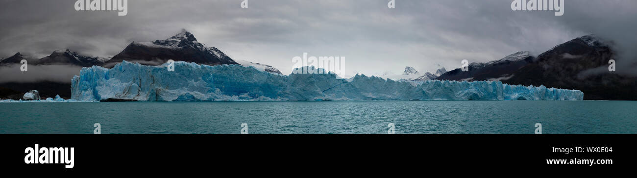Blick auf Gletscher Perito Moreno im Nationalpark Los Glaciares, UNESCO-Weltkulturerbe, Provinz Santa Cruz, Patagonien, Argentinien Stockfoto
