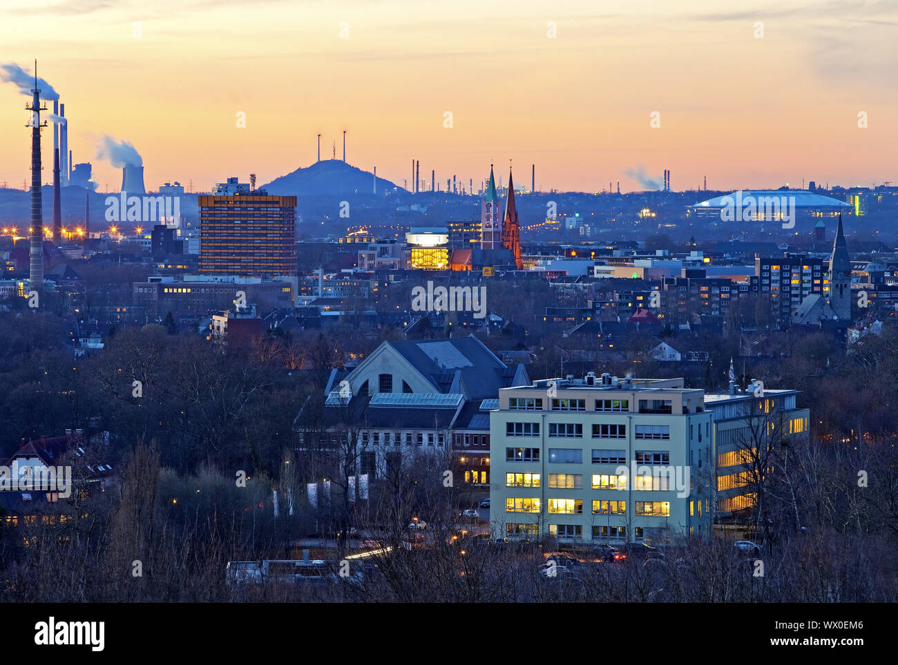 Blick auf Gelsenkirchen am Abend, Ruhrgebiet, Nordrhein-Westfalen, Deutschland, Europa Stockfoto