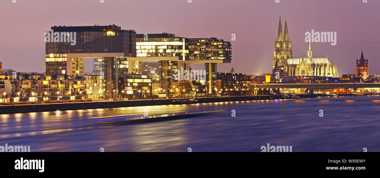 Kran Konstruktionen am Rhein mit dem Kölner Dom in der Dämmerung, Köln, Rheinland, Deutschland, Europa Stockfoto