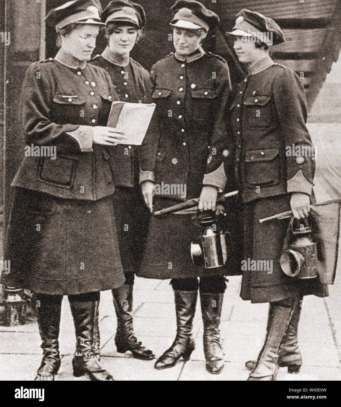 Frauen arbeiten als Torhüter, Wachen und Inspektoren in der Londoner U-Bahn während des Zweiten Weltkrieges ein. Aus dem Festzug des Jahrhunderts, veröffentlicht 1934. Stockfoto