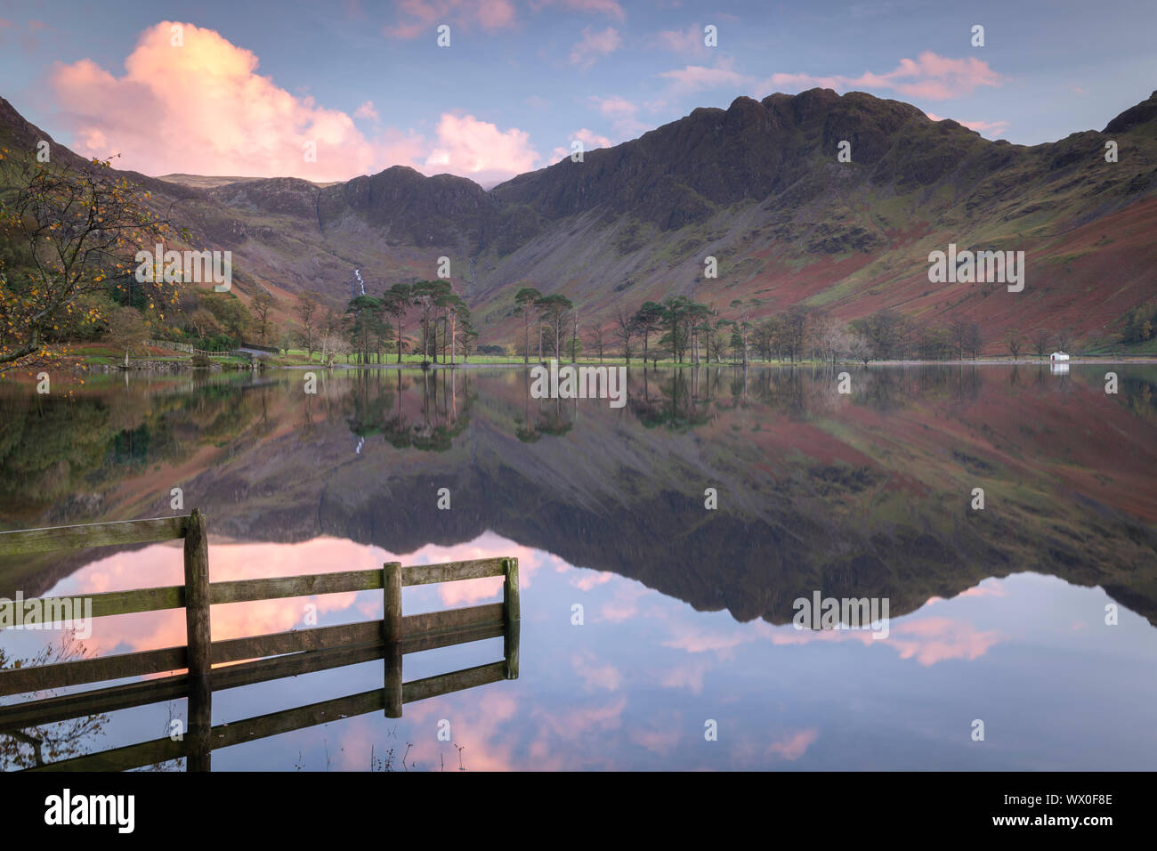 Perfekt noch Buttermere bei Sonnenuntergang, Lake District National Park, UNESCO-Weltkulturerbe, Cumbria, England, Vereinigtes Königreich, Europa Stockfoto